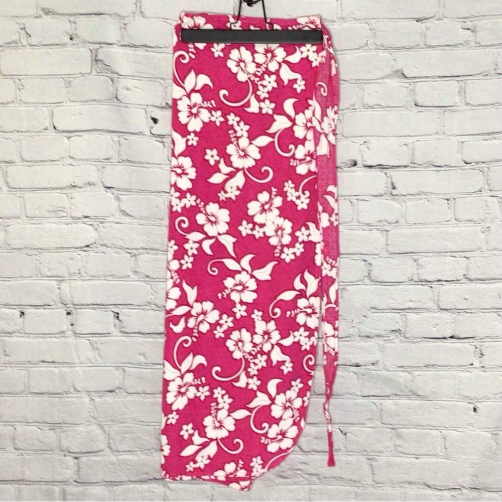 In Gear Fashions Koko Knot Fuchsia and White Floral Sarong OS